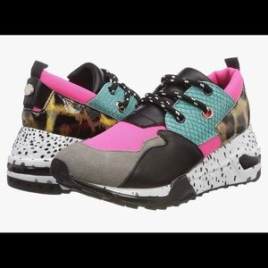 Steve Madden Cliff Sneakers  Size 8.5   Like New!